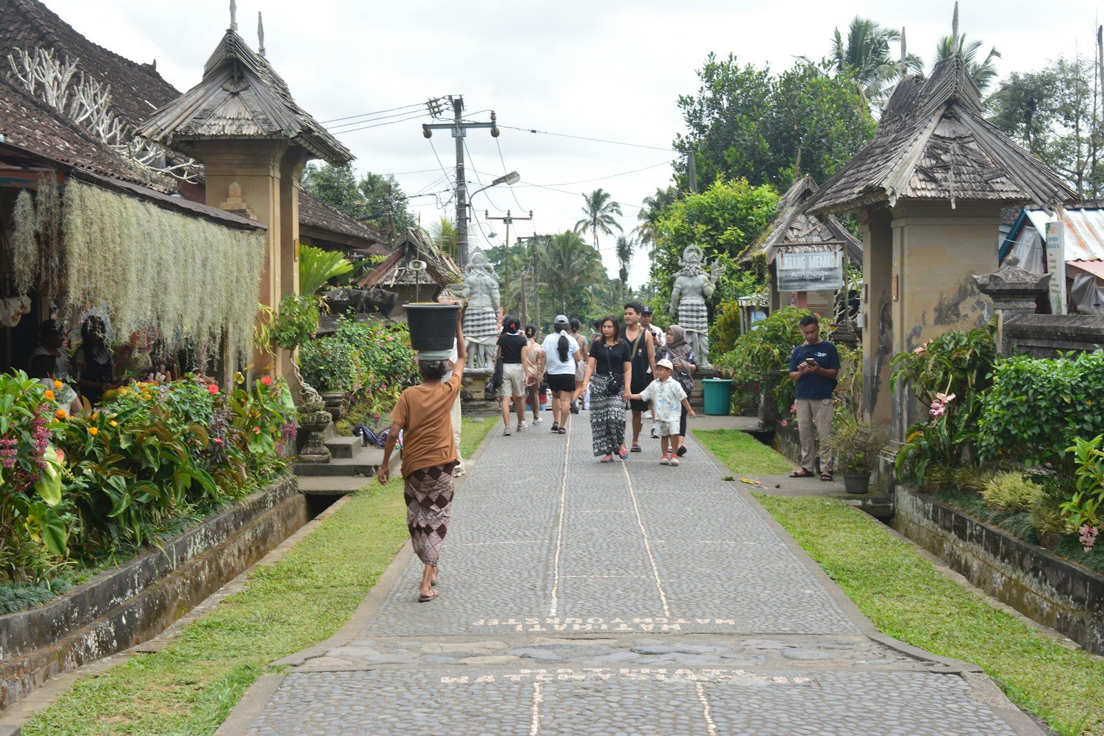 Rue d’un village traditionnel balinais