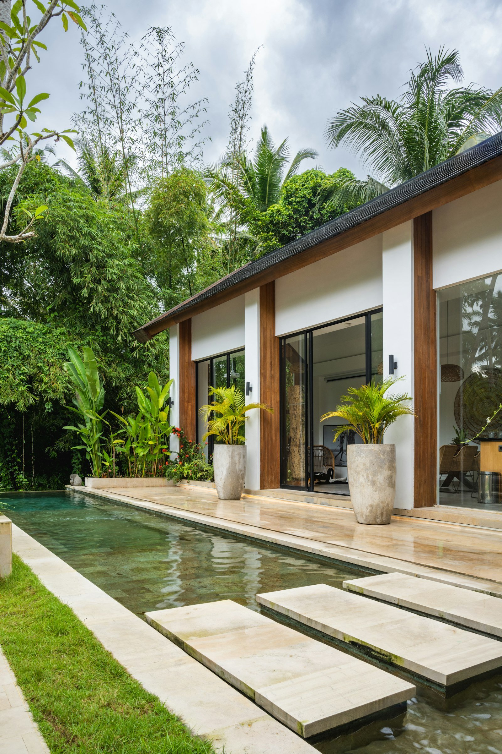 Villa contemporaine dans un jardin tropical
