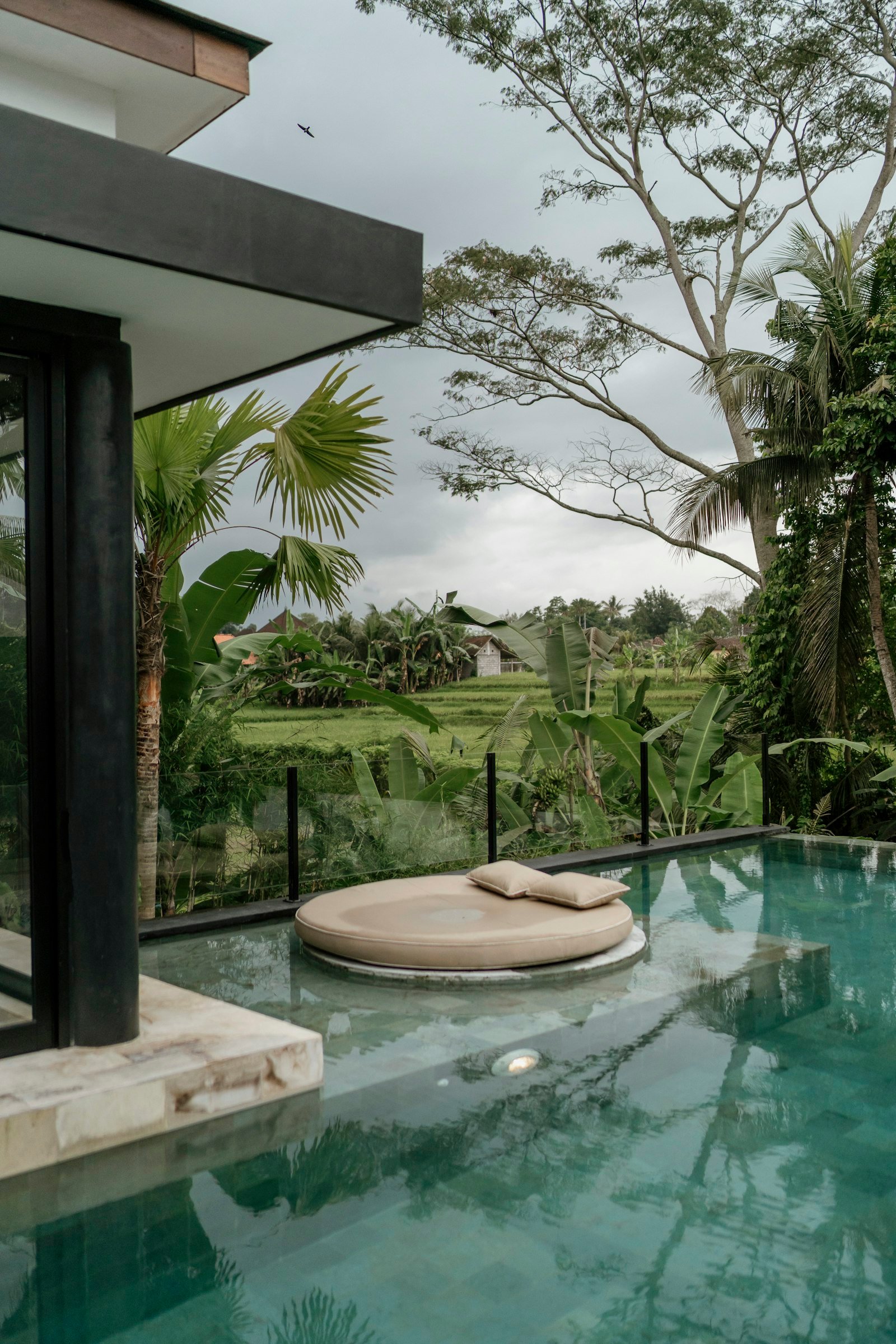 Terrasse et piscine d’une villa face aux rizières